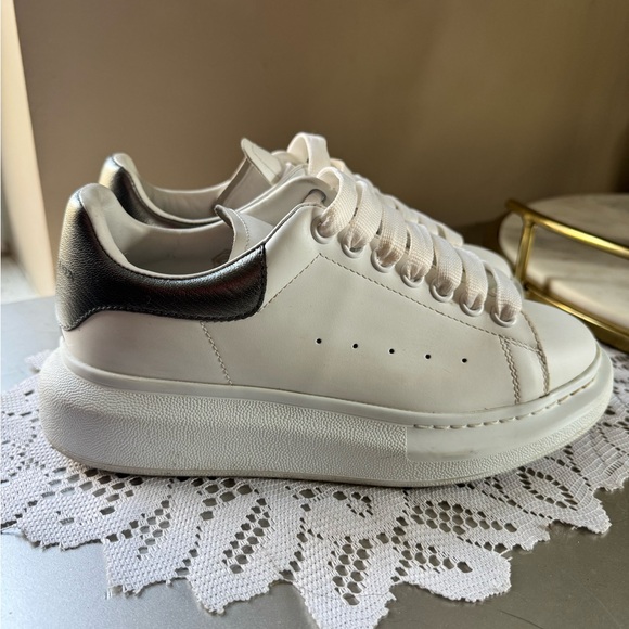 Alexander McQueen Women’s White and Black Leather Sneakers Size 37 - Picture 2 of 10